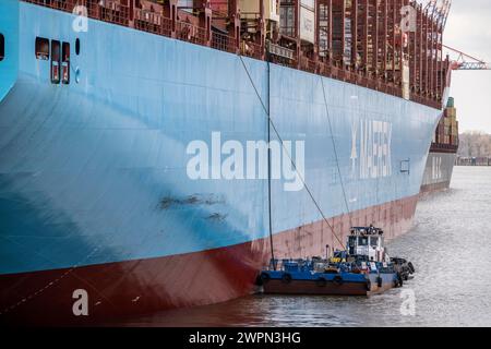 Magleby Maersk container freighter at EUROGATE Container Terminal, Waltershofer Hafen, disposal of liquid and solid ship waste, slop, bilge and tank w Stock Photo