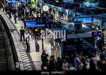 Police action at Hamburg central station, in evening rush hour, an abandoned suitcase was discovered on a platform, police officers cordon off the pla Stock Photo