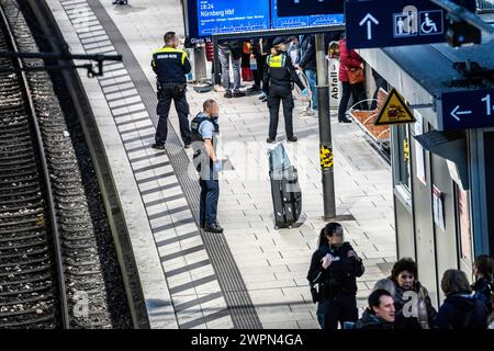 Police action at Hamburg central station, in evening rush hour, an abandoned suitcase was discovered on a platform, police officers cordon off the pla Stock Photo