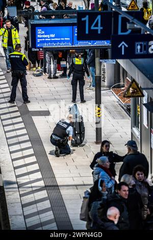 Police action at Hamburg central station, in evening rush hour, an abandoned suitcase was discovered on a platform, police officers cordon off the pla Stock Photo