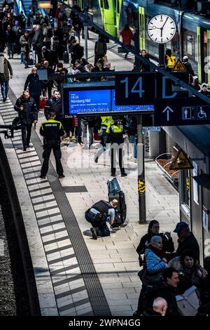 Police action at Hamburg central station, in evening rush hour, an abandoned suitcase was discovered on a platform, police officers cordon off the pla Stock Photo