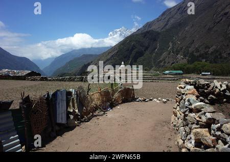 Everest trek, Walkway, fields and buddhist stupa in Phortse village (3810 m) - remote settlement away from main tourist trail. Mountains Himalayas, Sa Stock Photo