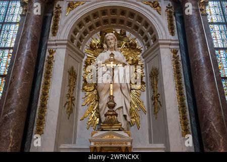 Paris, France, 2024. Marble statue of the Sacred Heart of Jesus (1879) by Jean-Marie Bonnassieux in the église Saint-Paul-Saint-Louis Stock Photo