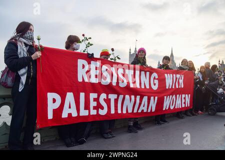 London, England, UK. 8th Mar, 2024. Pro-Palestine protesters form a human chain on Westminster Bridge in solidarity with women in Palestine on International Women's Day as the Israel-Hamas war continues. (Credit Image: © Vuk Valcic/ZUMA Press Wire) EDITORIAL USAGE ONLY! Not for Commercial USAGE! Stock Photo