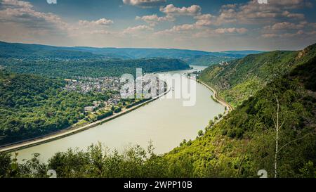 View from the Hindenburghöhe vantage point near Kestert on the Middle Rhine, Bad Salzig on the left, Kamp-Bornhofen on the right, Sterrenberg and Liebenstein castles, also known as the 'Hostile Brothers', Rhine romance along the Rheinsteig hiking trail, Unesco World Heritage Site Upper Middle Rhine Valley, Rhineland-Palatinate, Germany Stock Photo