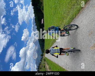 Two young cyclists on bicycle path before Klais, bicycle tour, mountain bikes, Estergebirge, Isartal, district Garmisch-Partenkirchen, nature, mountains, activity, Bavaria, Alpenwelt Karwendel, Klais, Krün, Upper Bavaria, Germany Stock Photo