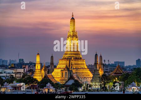 The Buddhist temple Wat Arun or Temple of Dawn and the Chao-Phraya River at dusk, Bangkok, Thailand, Asia Stock Photo