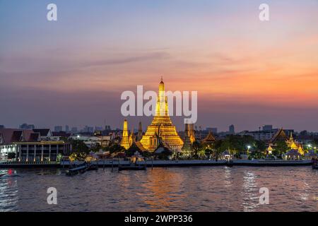 The Buddhist temple Wat Arun or Temple of Dawn and the Chao-Phraya River at dusk, Bangkok, Thailand, Asia Stock Photo