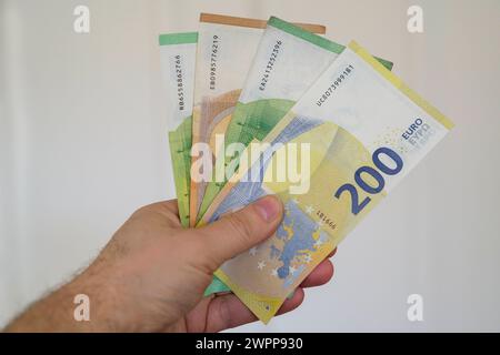 Hand hält Euro-Scheine *** Hand holding euro notes GMS11066 Stock Photo