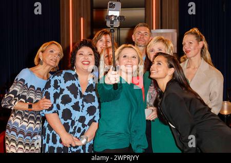 Uschi Glas, Meltem Kaptan, Sophie von der Tann, Paulina Fried, Susan Link, Micky Beisenherz, Amelie Fried, Amira Pocher und Anna Schudt bei der Aufzeichnung der WDR-Talkshow Kölner Treff im WDR Studio BS 3. Köln, 08.03.2024 *** Uschi Glas, Meltem Kaptan, Sophie von der Tann, Paulina Fried, Susan Link, Micky Beisenherz, Amelie Fried, Amira Pocher and Anna Schudt at the recording of the WDR talk show Kölner Treff in WDR Studio BS 3 Cologne, 08 03 2024 Foto:xR.xSchmiegeltx/xFuturexImagex koelner treff0803 4302 Stock Photo