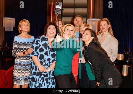 Uschi Glas, Meltem Kaptan, Sophie von der Tann, Paulina Fried, Susan Link, Micky Beisenherz, Amelie Fried, Amira Pocher und Anna Schudt bei der Aufzeichnung der WDR-Talkshow Kölner Treff im WDR Studio BS 3. Köln, 08.03.2024 *** Uschi Glas, Meltem Kaptan, Sophie von der Tann, Paulina Fried, Susan Link, Micky Beisenherz, Amelie Fried, Amira Pocher and Anna Schudt at the recording of the WDR talk show Kölner Treff in WDR Studio BS 3 Cologne, 08 03 2024 Foto:xR.xSchmiegeltx/xFuturexImagex koelner treff0803 4301 Stock Photo