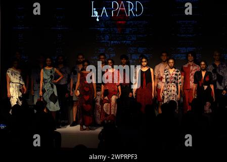 Colombo, Sri Lanka. 08th Mar, 2024. A model is presenting a creation by Sri Lankan fashion designer La Pard at Colombo Fashion Week in Colombo, Sri Lanka, on March 8, 2024. (Photo by Akila Jayawardena/NurPhoto) Credit: NurPhoto SRL/Alamy Live News Stock Photo