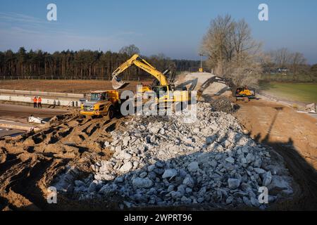 Rieste, Germany. 09th Mar, 2024. Excavators are on the road to help remove a bridge that crosses the A1 highway. This is accompanied by a full closure of the A1 highway between the Bramsche and Neuenkirchen/Vörden junctions. Credit: Friso Gentsch/dpa/Alamy Live News Stock Photo