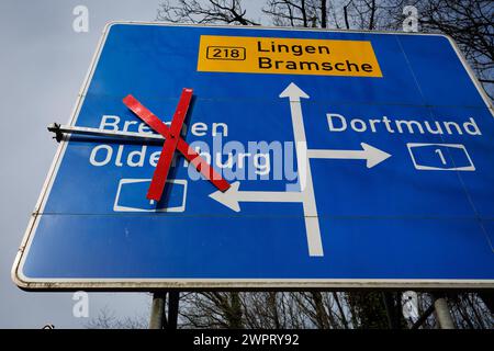 Bramsche, Germany. 09th Mar, 2024. A traffic sign indicates the closure of a highway slip road in the direction of Bremen and Oldenburg. The reason is the demolition of a bridge that crosses the A1 freeway. This is accompanied by a full closure of the A1 highway between the Bramsche and Neuenkirchen/Vörden junctions. Credit: Friso Gentsch/dpa/Alamy Live News Stock Photo