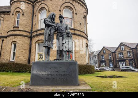 Barnsley, UK. 09 MAR, 2024. Statue comomorating those who lost their lives during the miners strikes.  Credit Milo Chandler/Alamy Live News Stock Photo