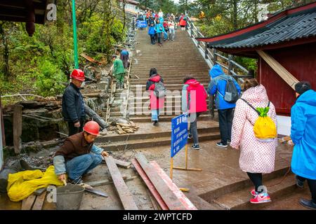 EMEISHAN, China, Large Crowd People, Tourists, Visiting, Chinese Migrant Workers, Men Laborers Working on Construction Site, at Historic Site, Temple Stock Photo