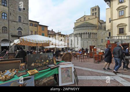Fiera antiquaria di Arezzo in Piazza Grande logge del Vasari/Arezzo antiques fair in Piazza Grande Vasari loggias Stock Photo