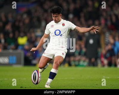 England's Marcus Smith kicks the winning drop-goal during the Guinness Six Nations match at Twickenham Stadium, London. Picture date: Saturday March 9, 2024. Stock Photo