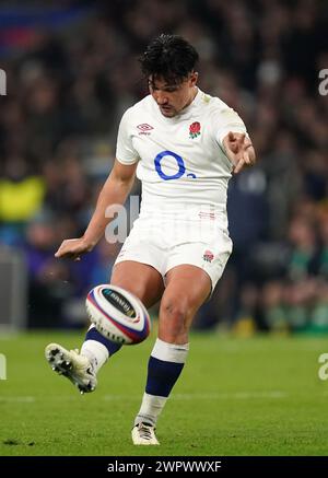 England's Marcus Smith kicks the winning drop-goal during the Guinness Six Nations match at Twickenham Stadium, London. Picture date: Saturday March 9, 2024. Stock Photo