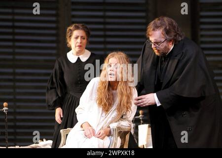 l-r: Sarah Pring (Annina), Renee Fleming (Violetta Valery), Richard Wiegold (Doctor Grenvil) in LA TRAVIATA at the The Royal Opera, Covent Garden London WC2  18/06/2009 music: Giuseppe Verdi  libretto: Francesco Maria Piave  after â€˜La Dame aux cameliasâ€™ by Alexandre Dumas fils  conductor: Antonio Pappano  design: Bob Crowley  lighting: Jean Kalman  choreographer: Jane Gibson  director: Richard Eyre Stock Photo