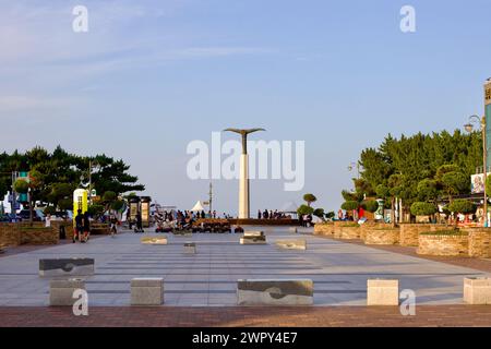 Yangyang County, South Korea - July 30, 2019: A lively late summer day in the courtyard leading to Naksan Beach, with a distinctive metal statue resem Stock Photo