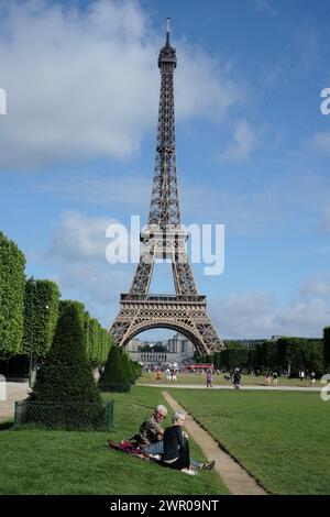 Paris picnic; a view of the Eiffel Tower on a sunny summers day from Allée Thomy-Thierry, Champ de Mars looking towards the Trocadéro Gardens Stock Photo