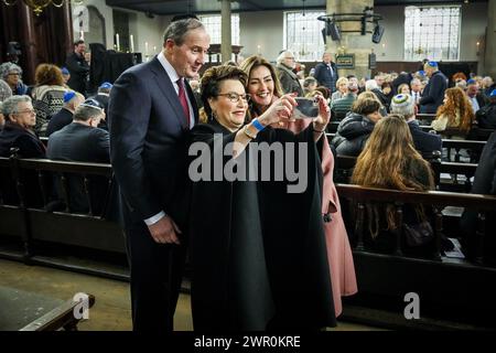 AMSTERDAM - (l-r) Geert-Jan Knoops, Carry Knoops, Dilan Yeşilgöz-Zegerius in the Portuguese Synagogue for the opening ceremony of the National Holocaust Museum. The museum discusses the history of the persecution of Jews in the Netherlands. ANP POOL PETER DEJONG netherlands out - belgium out Stock Photo