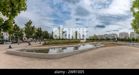 Park and modern buildings on Europaallee in the new Europaviertel district Stock Photo