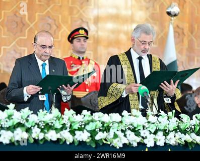 (240310) -- ISLAMABAD, March 10, 2024 (Xinhua) -- Chief Justice of Pakistan Qazi Faez Isa (R) administers the oath of office to the newly-elected President Asif Ali Zardari at the President's House in Islamabad, capital of Pakistan, March 10, 2024. Asif Ali Zardari took oath as the 14th president of Pakistan during a ceremony held at the President's House on Sunday, according to a statement from the President's Office. (Pakistan's Press Information Department/Handout via Xinhua) Stock Photo