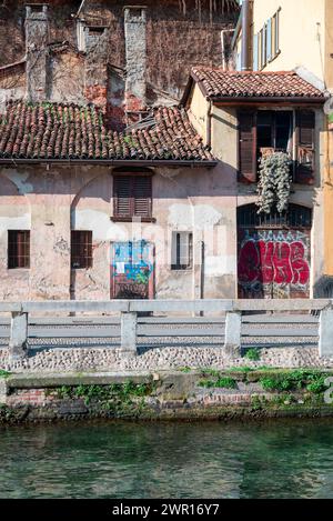 House in an internal courtyard on Alzaia Naviglio Grande in old Milan, ruin, dilapidated. With a broken roof and overlooking the Naviglio. Italy. Stock Photo