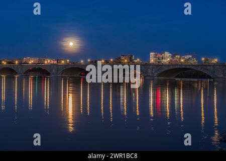 Moon setting over the Potomac River and Arlington. Stock Photo