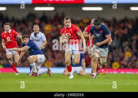 Cardiff, Wales, UK. 10th March 2024; Principality Stadium, Cardiff, Wales: Six Nations International Rugby, Wales versus France; Gareth Davies of Wales makes a break Credit: Action Plus Sports Images/Alamy Live News Stock Photo