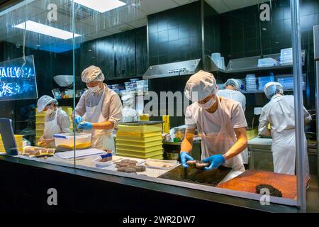 Chengdu, China, Sichuan, Small Group people, Chinese Teenagers, Chefs Working in Restaurant Kitchen, Chinese Teas Shop, « HeyTea Black » commercial Stock Photo
