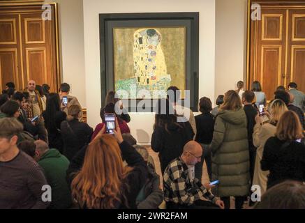 Visitors view paintings of Gustav Klimt, Kiss, 1908/1909. Belvedere museum located in palace owned by Imperial family of Austrian empire. Now in the building of Upper Belvedere there is famous art museum. Stock Photo