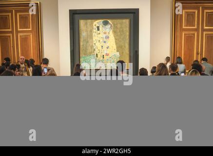 Vienna, Austria. 25th Feb, 2024. Visitors view paintings of Gustav Klimt, Kiss, 1908/1909. Belvedere museum located in palace owned by Imperial family of Austrian empire. Now in the building of Upper Belvedere there is famous art museum. (Credit Image: © Igor Golovniov/SOPA Images via ZUMA Press Wire) EDITORIAL USAGE ONLY! Not for Commercial USAGE! Stock Photo