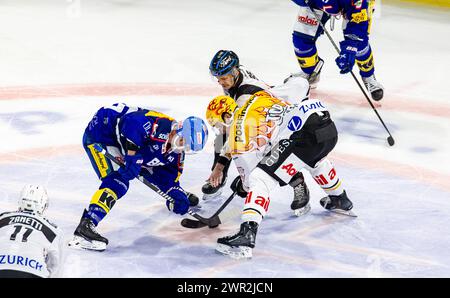 Anspiel zwischen Lugano Topskorer Calvin Thürkauf und EHC Kloten Stürmer #86 Tyler Morley. (Kloten, Schweiz, 30.09.2023) Stock Photo