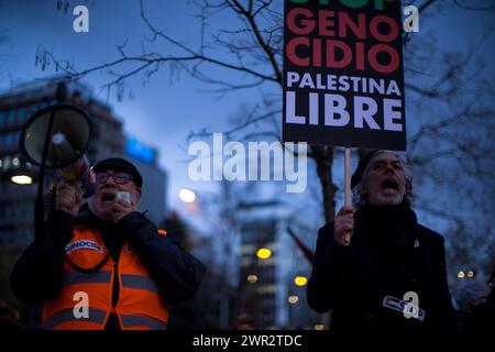 Madrid, Madrid, Spain. 10th Mar, 2024. A man shouts slogans and another holds a sign, during a solidarity vigil with the Palestinian people in front of the European Parliament headquarters on La Castellana avenue in Madrid. (Credit Image: © Luis Soto/ZUMA Press Wire) EDITORIAL USAGE ONLY! Not for Commercial USAGE! Credit: ZUMA Press, Inc./Alamy Live News Stock Photo