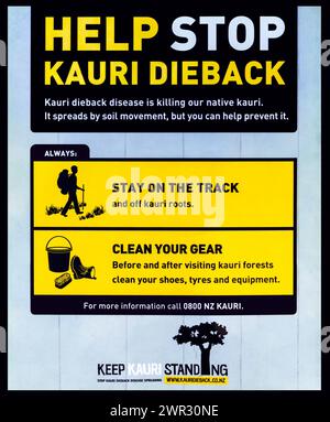 Help Stop Kauri Dieback disease warning sign at Duder Regional Park, Tamaki Makaurau / Auckland Region / Aotearoa / New Zealand. Stock Photo