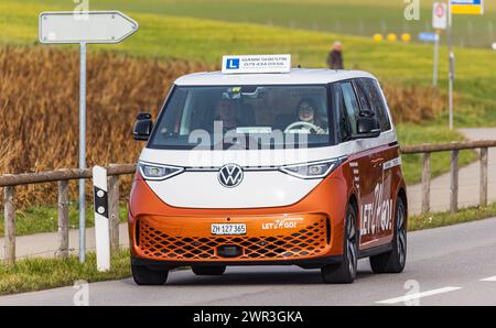 Ein VW ID. Buzz fährt, als Fahrschulauto, auf einer Strasse ausserorts im Kanton Zürich. (Niederglatt, Schweiz, 14.01.2023) Stock Photo