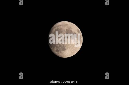 Zunehmender Halbmond in der Nacht über dem Schweizer Kanton Zürich. (Eglisau, Schweiz, 30.07.2023) Stock Photo