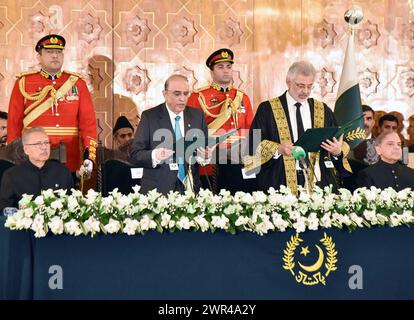 (240311) -- BEIJING, March 11, 2024 (Xinhua) -- Chief Justice of Pakistan Qazi Faez Isa (2nd R, front) administers the oath of office to the newly-elected President Asif Ali Zardari (3rd R, front) at the President's House in Islamabad, capital of Pakistan, March 10, 2024. Asif Ali Zardari took oath as the 14th president of Pakistan during a ceremony held at the President's House on Sunday, according to a statement from the President's Office. (Pakistan's Press Information Department/Handout via Xinhua) Stock Photo