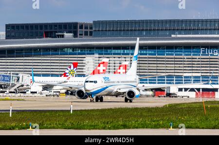 Eine Boeing 737-8Q8 von Enter Air rollt auf dem Flughafen Zürich zur Startbahn. Registration SP-ESK. (Zürich, Schweiz, 03.05.2023) Stock Photo