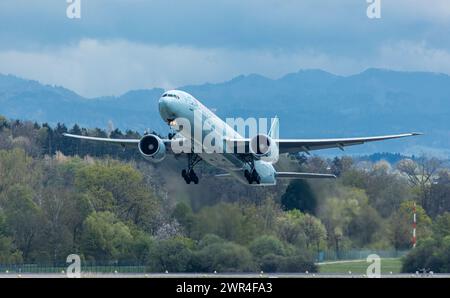 Eine Boeing 777-333ER von Air Canada startet vom Flughafen Zürich. Registration C-FIVM. (Zürich, Schweiz, 24.04.2023) Stock Photo