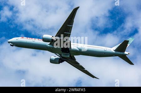 Eine Boeing 777-333ER von Air Canada startet vom Flughafen Zürich. Registration C-FIVM. (Zürich, Schweiz, 24.04.2023) Stock Photo