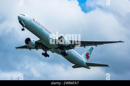 Eine Boeing 777-333ER von Air Canada startet vom Flughafen Zürich. Registration C-FIVM. (Zürich, Schweiz, 24.04.2023) Stock Photo