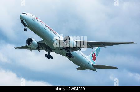 Eine Boeing 777-333ER von Air Canada startet vom Flughafen Zürich. Registration C-FIVM. (Zürich, Schweiz, 24.04.2023) Stock Photo