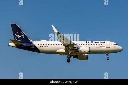 Ein Airbus A320-214 von Lufthansa ist im Anflug auf die Landebahn 28 des Flughafen Zürich. Registration D-AIZS. (Zürich, 06.06.2023) Stock Photo