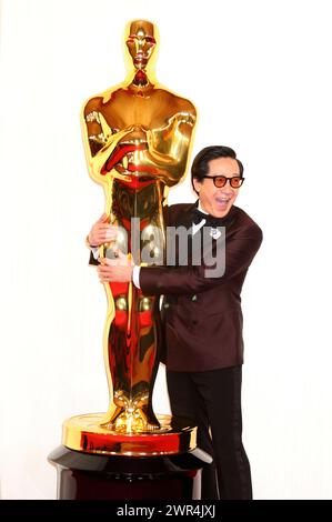 Ke Huy Quan bei der Oscar Verleihung 2024 / 96th Annual Academy Awards im Dolby Theatre. Los Angeles, 10.03.2024 *** Ke Huy Quan at the 2024 96th Annual Academy Awards at the Dolby Theatre Los Angeles, 10 03 2024 Foto:xJ.xBlocx/xFuturexImagex oscars 9860 Stock Photo