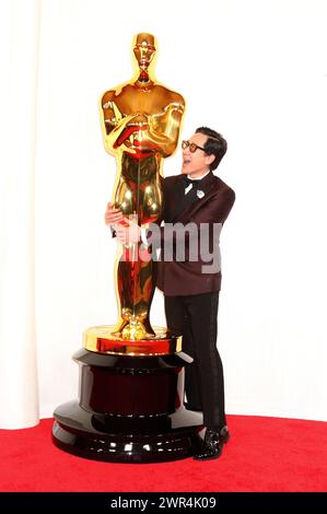 Ke Huy Quan bei der Oscar Verleihung 2024 / 96th Annual Academy Awards im Dolby Theatre. Los Angeles, 10.03.2024 *** Ke Huy Quan at the 2024 96th Annual Academy Awards at the Dolby Theatre Los Angeles, 10 03 2024 Foto:xJ.xBlocx/xFuturexImagex oscars 9848 Stock Photo