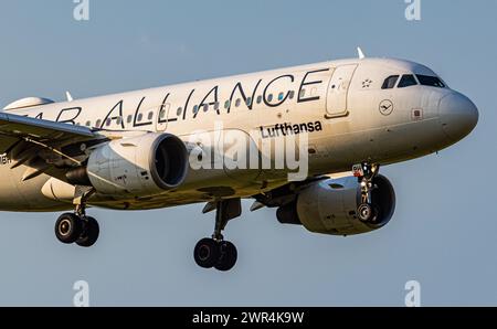 Ein Airbus A319-112 von Lufthansa ist, aus München kommend, im Landeanflug auf den Flughafen Zürich. Das Kurzstreckenflugzeug trägt die Registration D Stock Photo